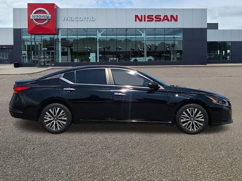 Used 2024 Nissan Altima 2.5 SV AWD/4WD image 8