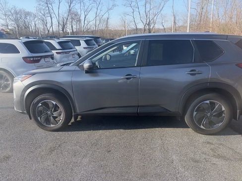 Used 2024 Nissan Rogue SV w/ SV Premium Package image 13