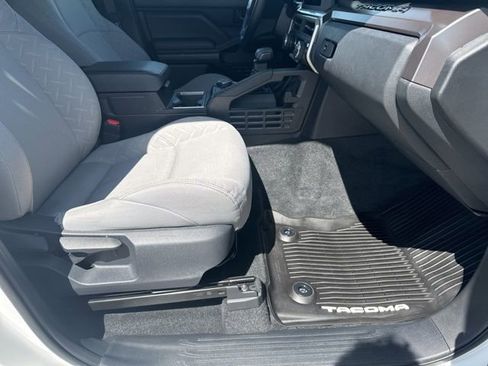 Used 2025 Toyota Tacoma SR5 AWD/4WD image 17