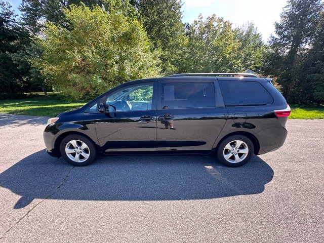 Used 2017 Toyota Sienna LE w/ Cargo Management Package FWD image 6