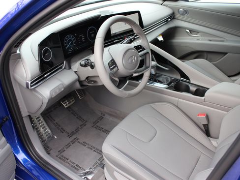 Used 2025 Hyundai Elantra SEL image 10