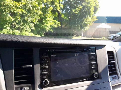 Used 2018 Toyota Sienna LE AWD/4WD image 25