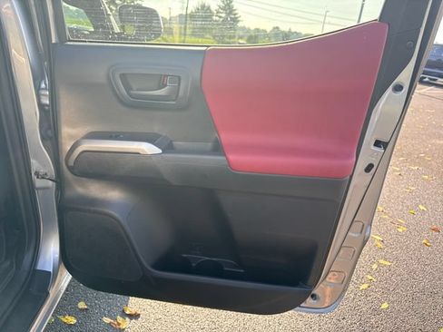 Used 2020 Toyota Tacoma SR5 AWD/4WD image 14