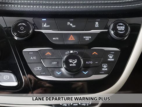 Used 2024 Chrysler Pacifica Limited FWD image 5