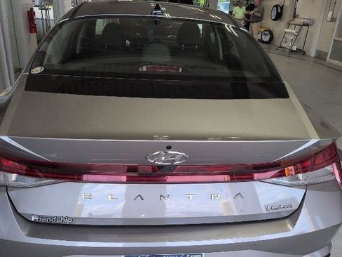 Used 2023 Hyundai Elantra Limited w/ Cargo Package FWD image 5
