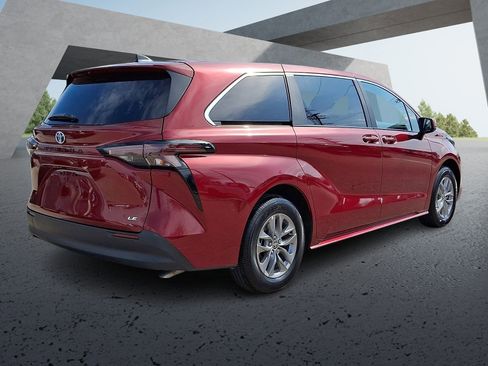 Used 2025 Toyota Sienna LE image 6
