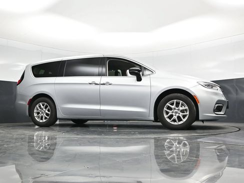 Used 2024 Chrysler Pacifica Touring-L FWD image 53