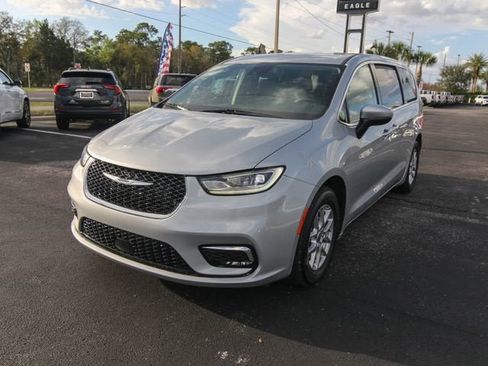 Used 2023 Chrysler Pacifica Touring-L FWD image 3