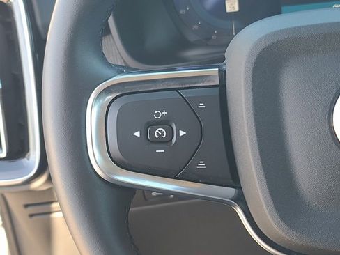 Used 2025 Volvo XC40 B5 Plus image 24