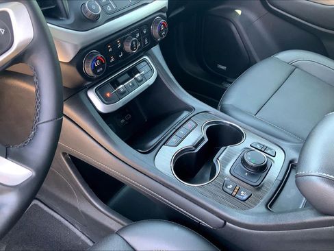 Used 2023 GMC Acadia SLT w/ Elevation Edition FWD image 16