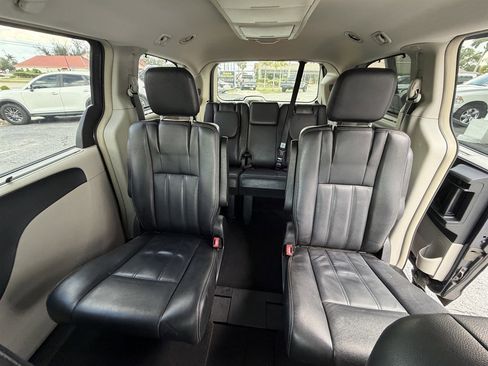 Used 2013 Chrysler Town & Country Touring FWD image 7