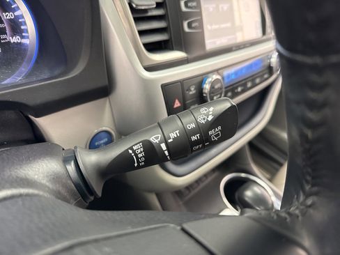 Used 2019 Toyota Highlander XLE image 24