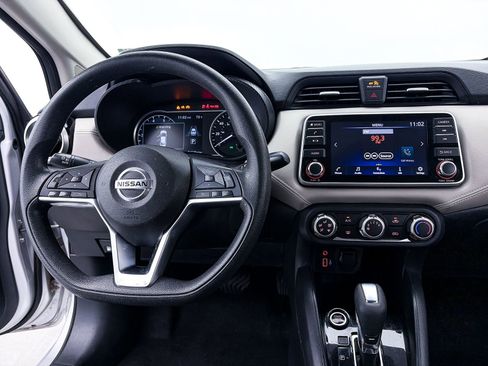 Used 2020 Nissan Versa SV image 2