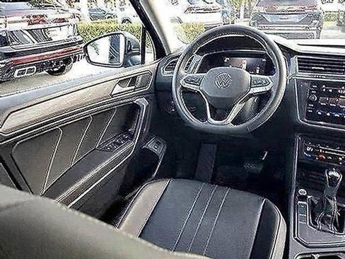 Used 2022 Volkswagen Tiguan SE image 15