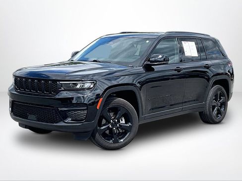 Used 2023 Jeep Grand Cherokee Altitude AWD/4WD image 2