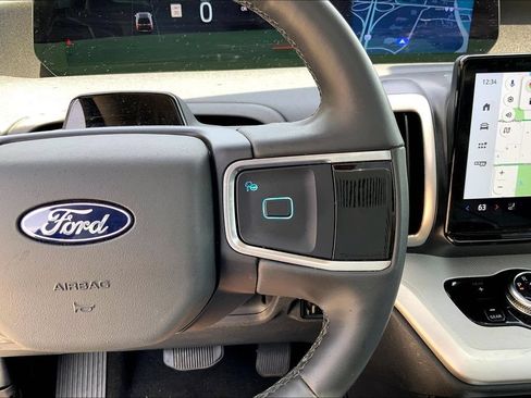 Used 2025 Ford Expedition Active AWD/4WD image 18