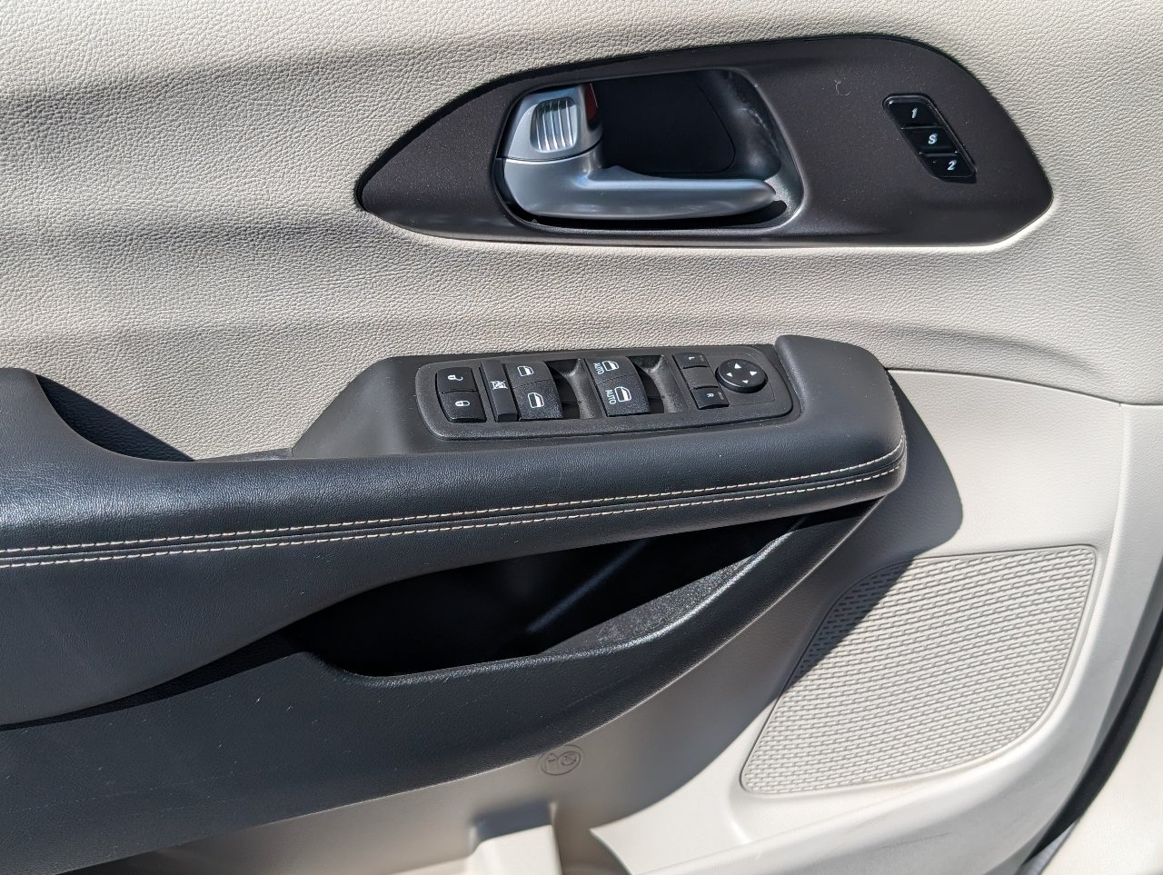 Used 2024 Chrysler Pacifica Touring-L FWD image 16