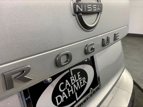 Used 2025 Nissan Rogue SV image 8