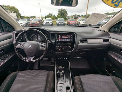 Used 2017 Mitsubishi Outlander SE AWD/4WD image 11