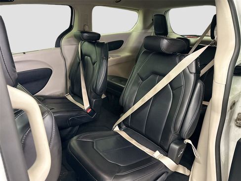 Used 2023 Chrysler Pacifica Touring-L image 4
