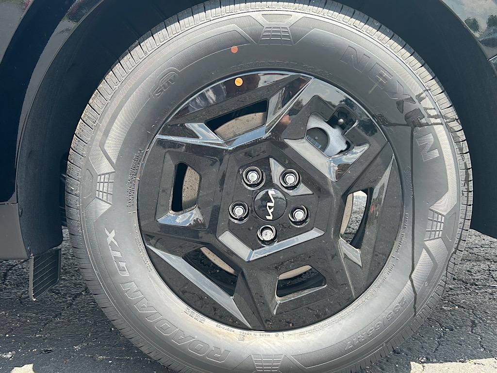 New 2025 Kia Carnival FWD image 25