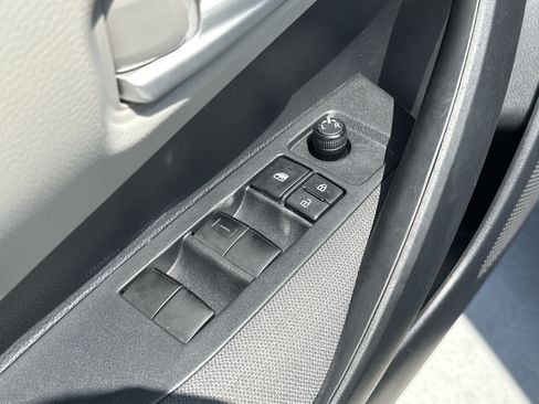 Used 2021 Toyota Corolla LE FWD image 15