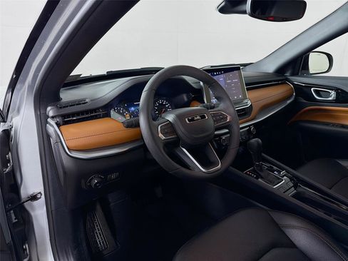 Used 2024 Jeep Compass Limited image 9