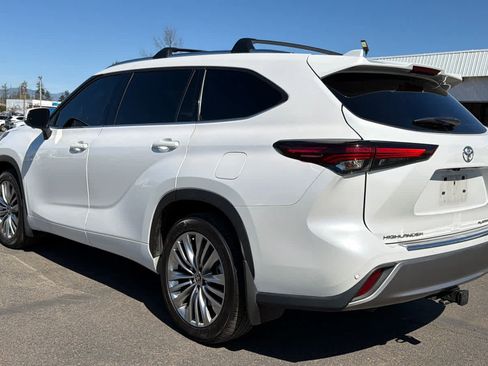 Used 2024 Toyota Highlander Platinum image 3