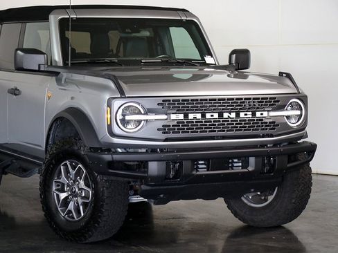 Used 2024 Ford Bronco Badlands image 6