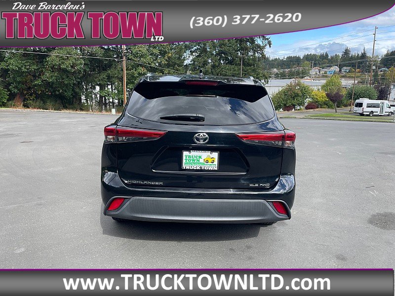 Used 2021 Toyota Highlander XLE AWD/4WD image 4