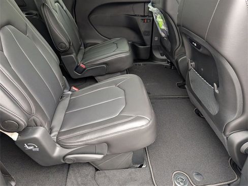 New 2026 Chrysler Pacifica Select image 30