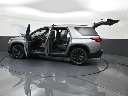 Used 2023 Chevrolet Traverse RS image 36