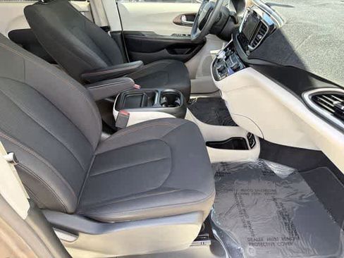 Used 2018 Chrysler Pacifica Touring Plus w/ Tire & Wheel Group FWD image 19