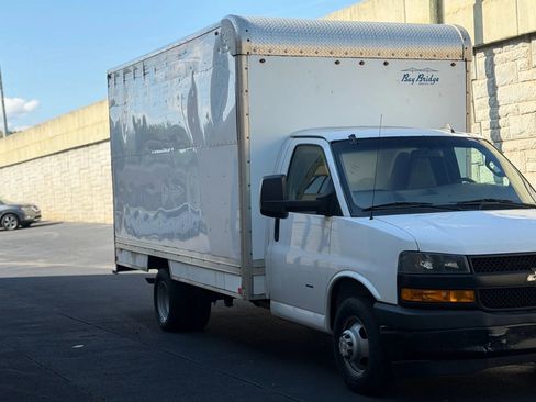 Used 2019 Chevrolet Express 3500 w/ Driver Convenience Package RWD image 22