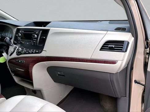 Used 2013 Toyota Sienna XLE FWD image 28