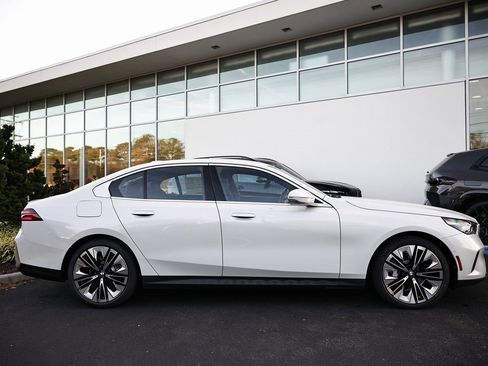 New 2026 BMW 530i w/ Premium Package image 4