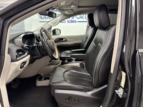 Used 2019 Chrysler Pacifica Limited FWD image 9