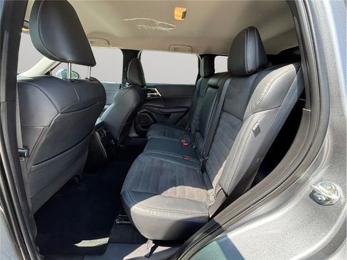Used 2023 Mitsubishi Outlander SE image 37