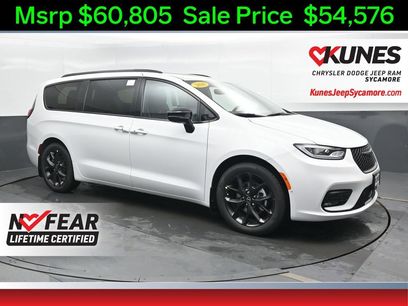 New 2026 Chrysler Pacifica Limited w/ Uconnect Theater Family Group