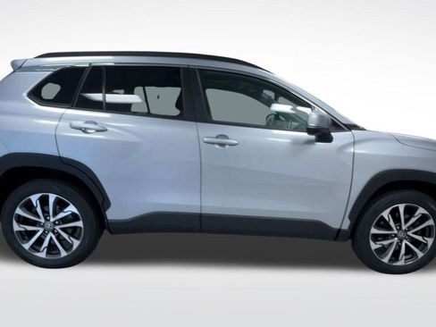 Used 2022 Toyota Corolla Cross XLE w/ Convenience Package image 9