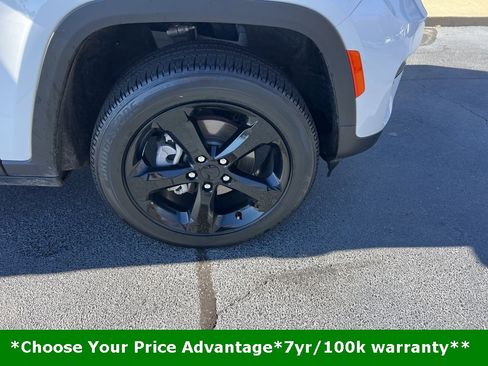 Certified 2024 Jeep Grand Cherokee Altitude image 11