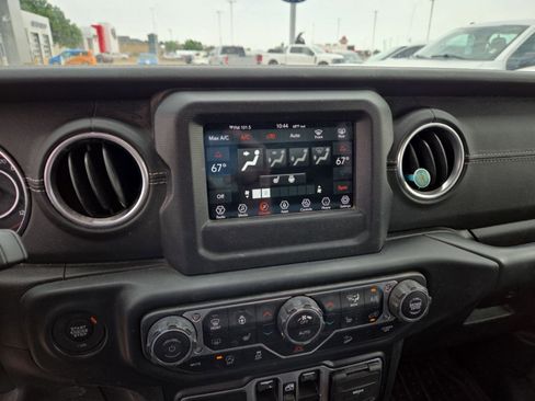 Used 2019 Jeep Wrangler Unlimited Sahara w/ Cold Weather Group AWD/4WD image 9