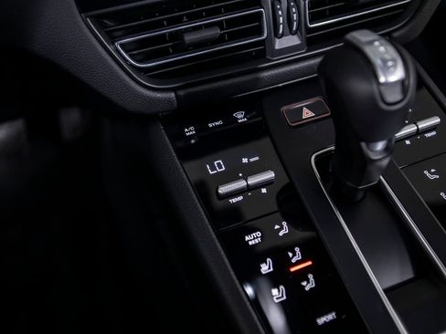 Used 2024 Porsche Macan AWD/4WD image 31