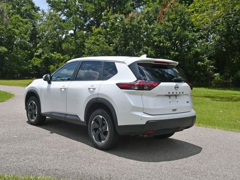 Used 2024 Nissan Rogue SV FWD image 3
