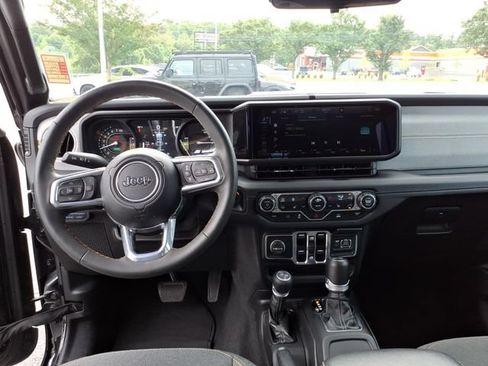 Used 2024 Jeep Wrangler Unlimited Sahara AWD/4WD image 15