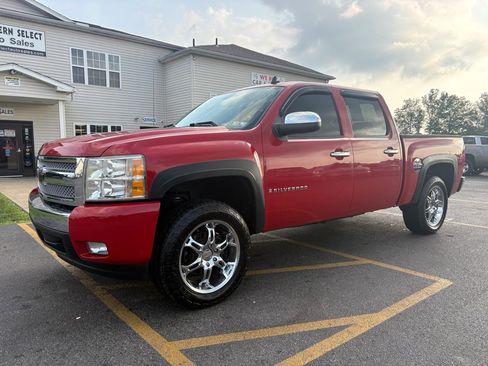 Used 2007 Chevrolet Silverado 1500 LT w/ 1LT Convenience Package AWD/4WD image 2