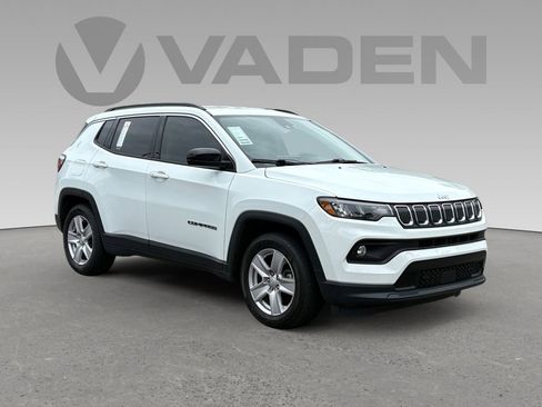 Used 2022 Jeep Compass Latitude image 1