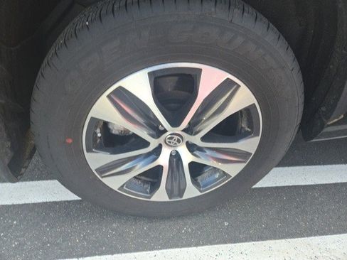 Used 2023 Toyota Highlander XLE image 12