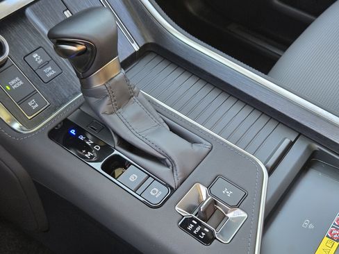 Used 2025 Lexus GX 550 w/ Accessory Package (2T) AWD/4WD image 23
