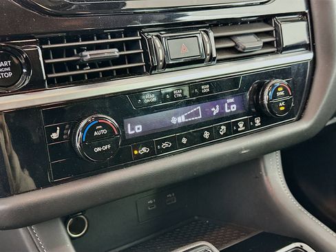 Used 2025 Nissan Pathfinder SV image 23